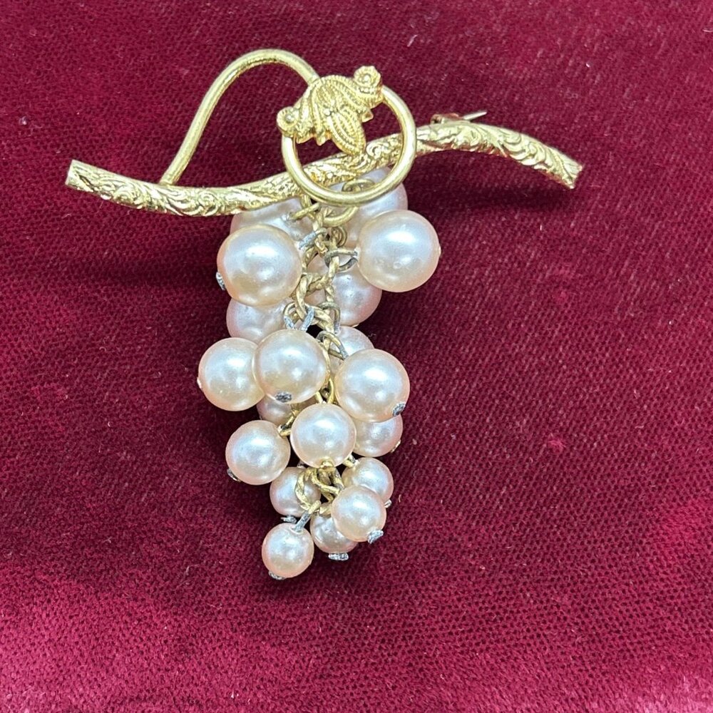 VINTAGE GOLD TONED FAUX PEARL DANGLE GRAPE GRAPEVINE LEAF BROOCH PIN
